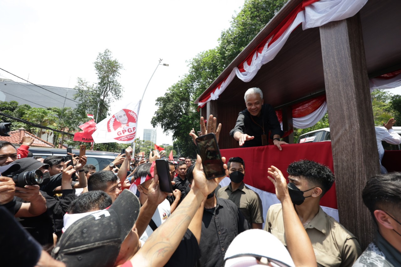 Daftar KPU, Ganjar - Mahfud naik truk logistik Daftar KPU, Ganjar - Mahfud naik truk logistik