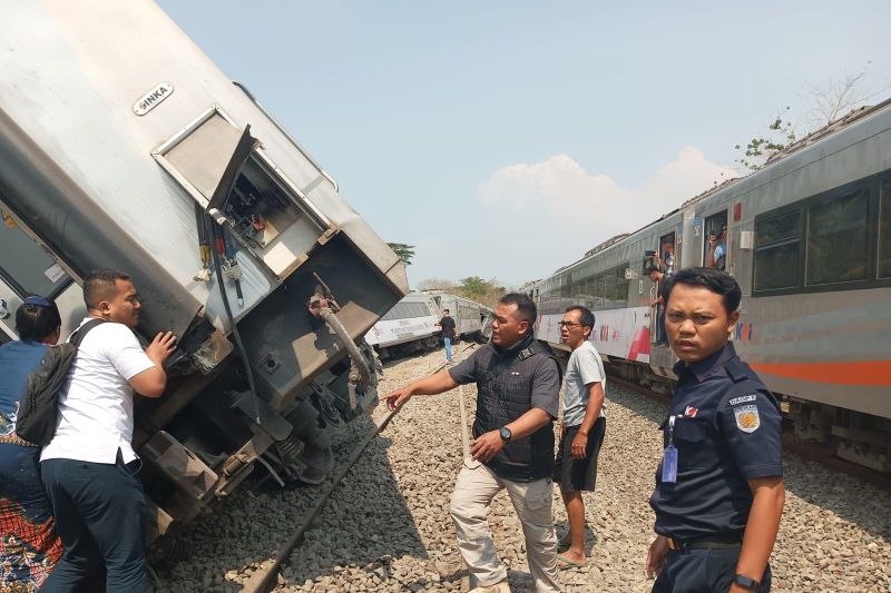 KA Argo Semeru anjlok di lintasan Stasiun Sentolo-Wates KA Argo Semeru anjlok di lintasan Stasiun Sentolo-Wates