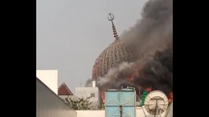 19 Oktober 2022: Kubah Masjid Jakarta Islamic Center terbakar hingga ambruk