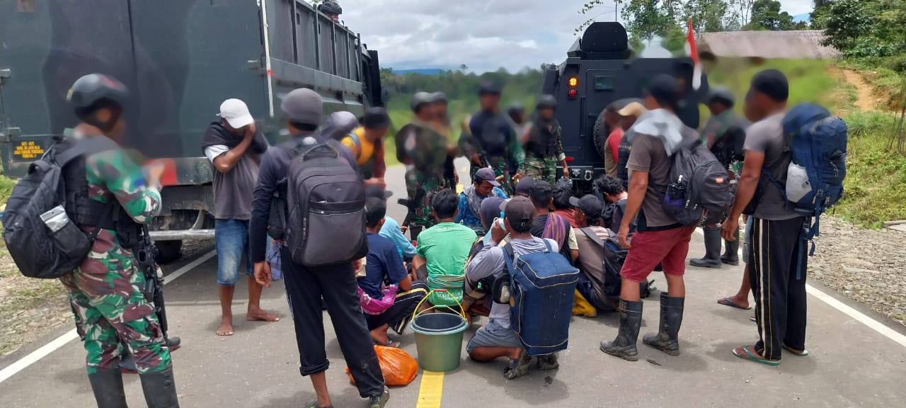 Tim gabungan TNI berhasil evakuasi dan selamatkan masyarakat dari aksi KST Papua Tim gabungan TNI berhasil evakuasi dan selamatkan masyarakat dari aksi KST Papua