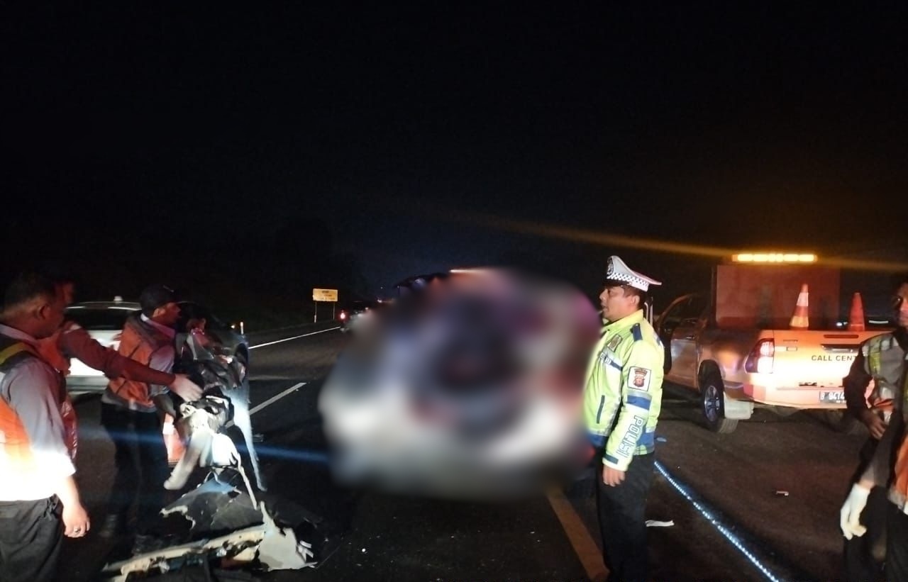 Minibus tabrak belakang truk di Tol Cipali, dua tewas