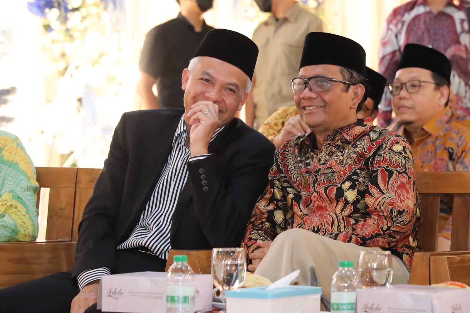 Ganjar hingga Mahfud MD hadiri acara ngunduh mantu pernikahan putra Mustofa Aqil Siroj Ganjar hingga Mahfud MD hadiri acara ngunduh mantu pernikahan putra Mustofa Aqil Siroj