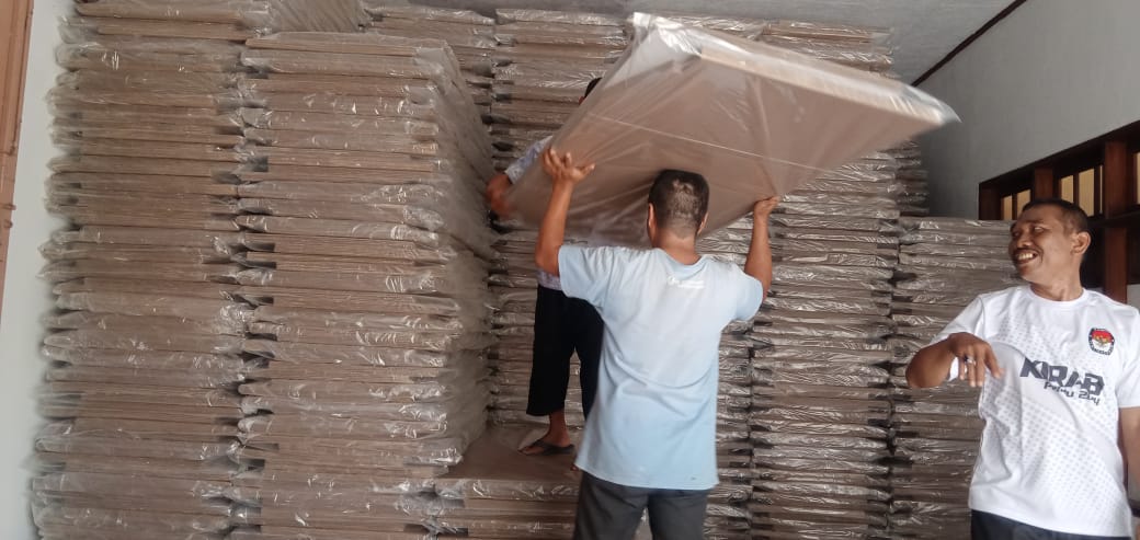 Belasan ribu logistik bilik suara tiba di KPU Majalengka Belasan ribu logistik bilik suara tiba di KPU Majalengka