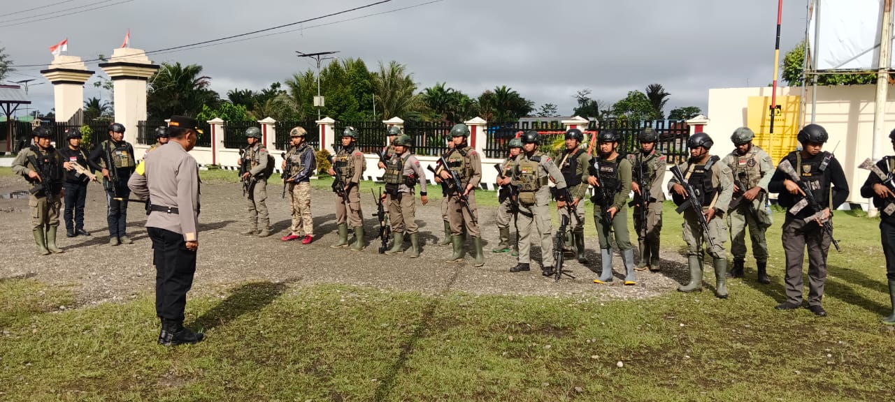 TNI-Polri evakuasi 7 jenazah dan 11 warga selamat dari serangan KKB di Yahukimo, Papua TNI-Polri evakuasi 7 jenazah dan 11 warga selamat dari serangan KKB di Yahukimo, Papua