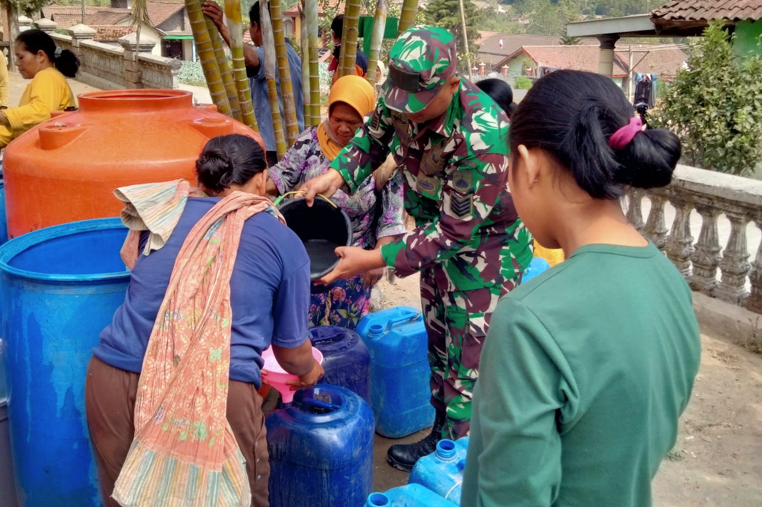 Babinsa dan relawan Merapi Merbabu dropping air bersih ke warga 
