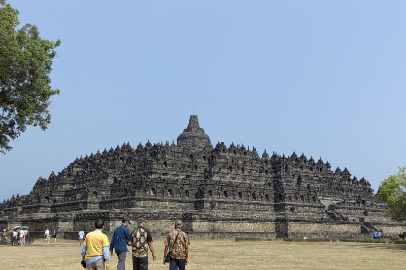 Stafsus Menag sebut pemasangan Chattra harapan umat Buddha Stafsus Menag sebut pemasangan Chattra harapan umat Buddha