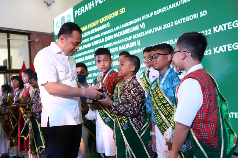 Menumbuhkan budaya cinta lingkungan di kalangan anak-anak Menumbuhkan budaya cinta lingkungan di kalangan anak-anak