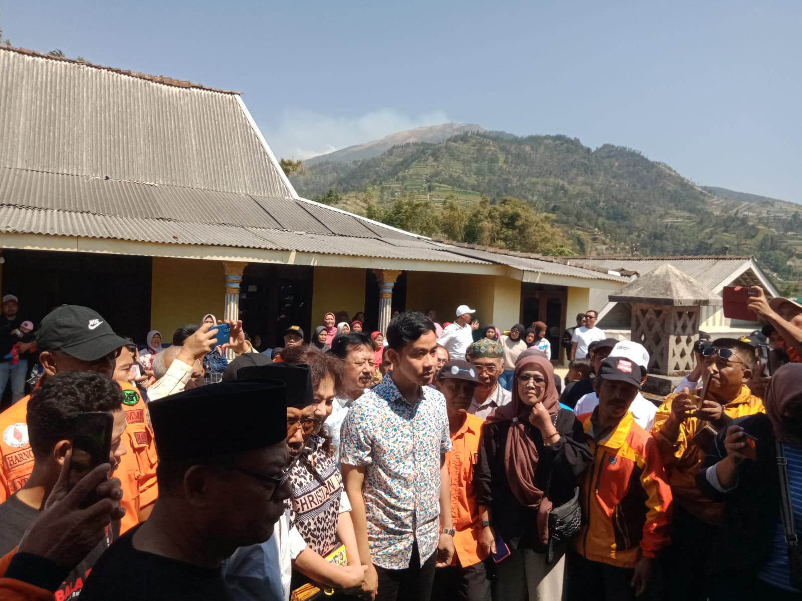 Gibran blusukan ke sentra kerajinan tembaga Boyolali Gibran blusukan ke sentra kerajinan tembaga Boyolali