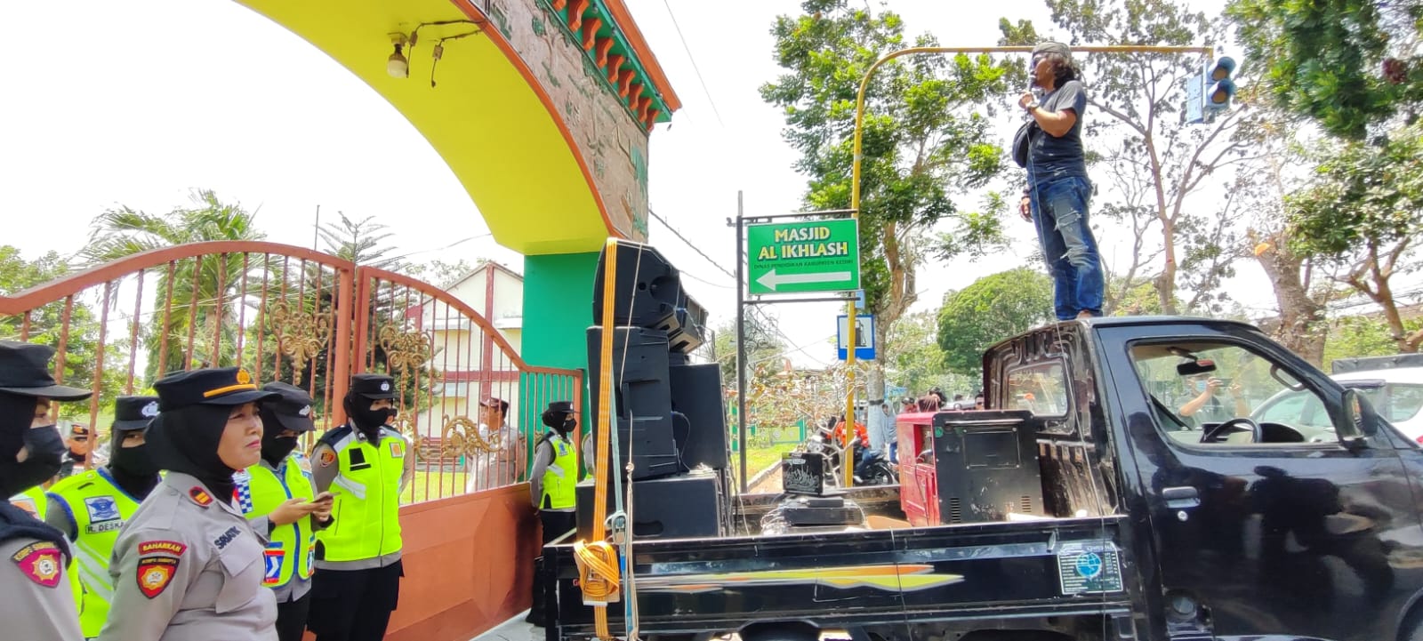Oknum guru diduga bullying siswa, massa datangi Kantor Disdik Kediri Oknum guru diduga bullying siswa, massa datangi Kantor Disdik Kediri