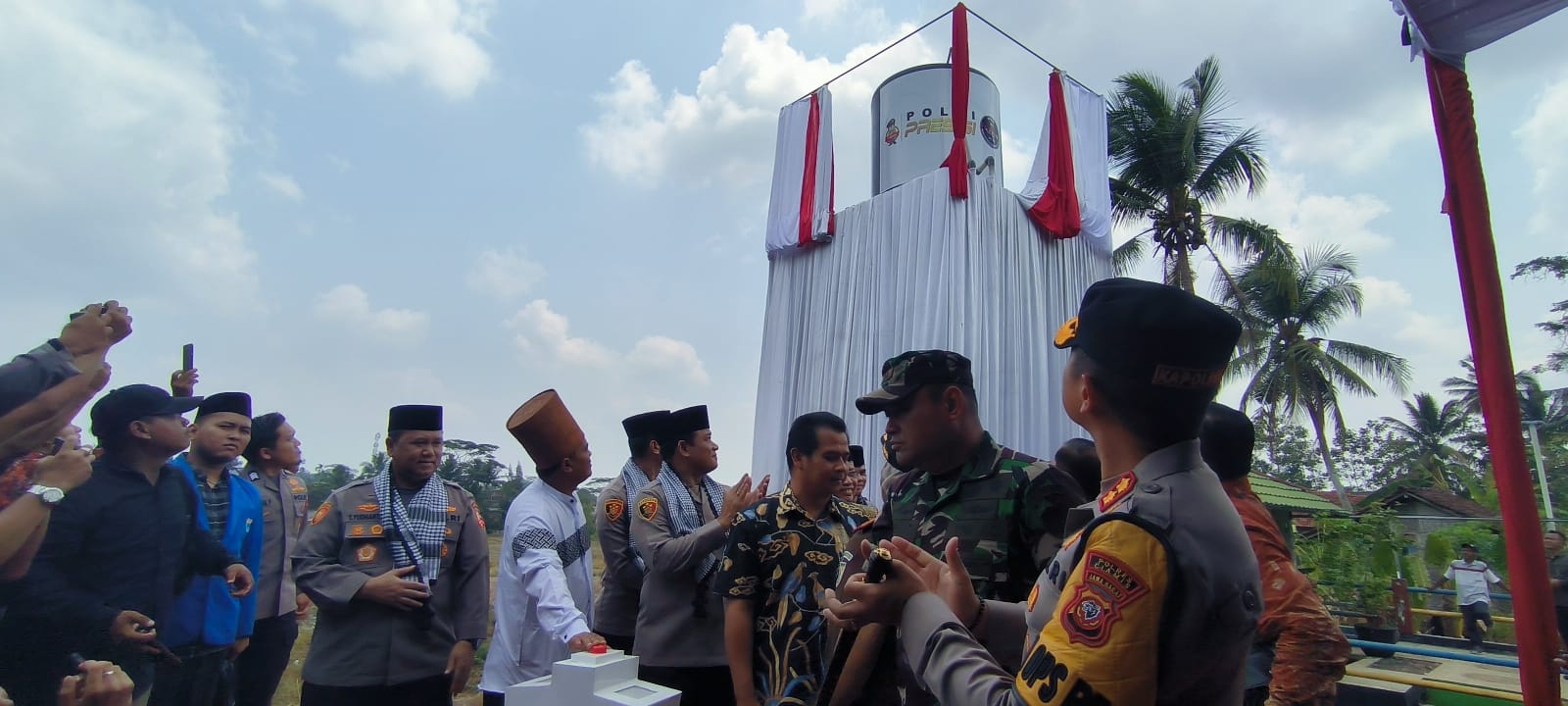 Warga Ciamis terima bantuan sumur bor dan paket sembako dari Operasi NCS Polri Warga Ciamis terima bantuan sumur bor dan paket sembako dari Operasi NCS Polri