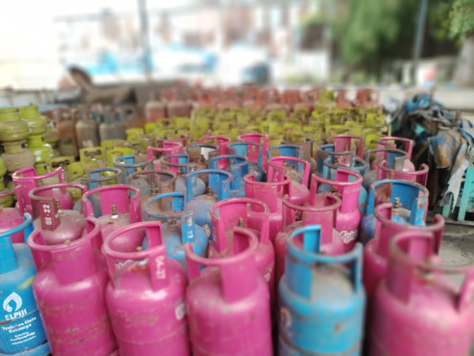 Tim Bareskrim Polri dan Polda Sumut ungkap praktik pengoplosan gas LPG subsidi di KIM II