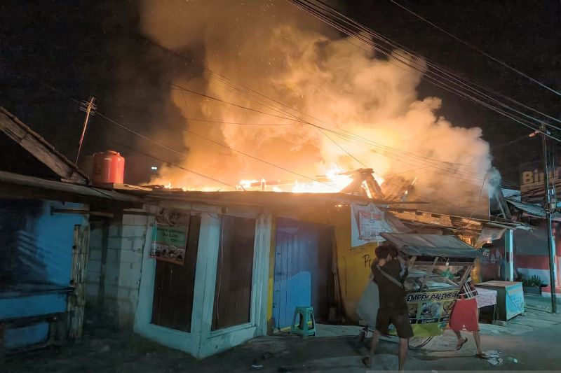 Empat kios ludes terbakar di Ciracas Empat kios ludes terbakar di Ciracas