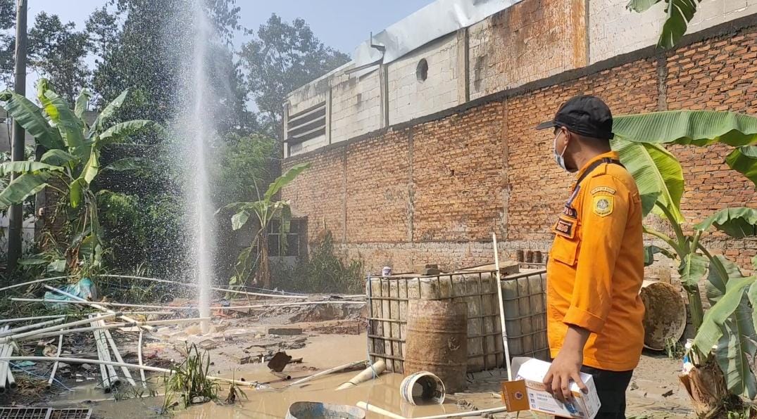 Semburan gas cair gegerkan warga Desa Pasirlaja, Bogor