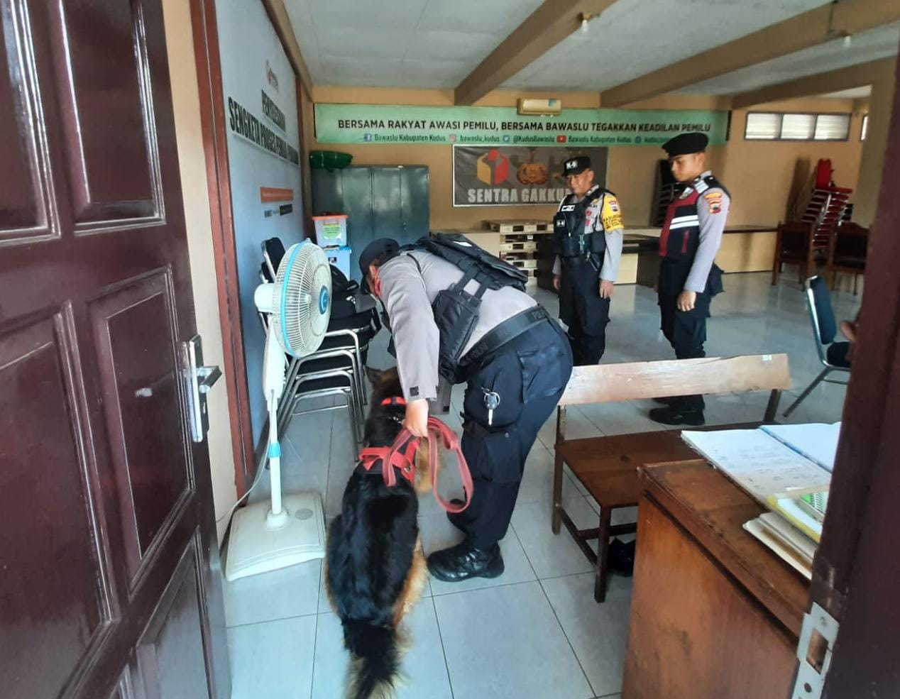 Polres Kudus kerahkan anjing pelacak sterilisasi Kantor KPU dan Bawaslu Kudus Polres Kudus kerahkan anjing pelacak sterilisasi Kantor KPU dan Bawaslu Kudus