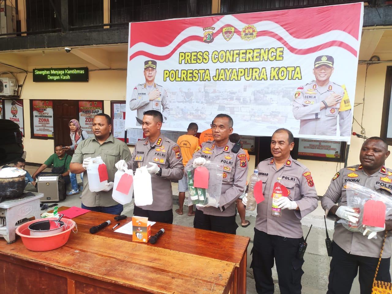 Polisi tetapkan 3 tersangka kasus miras oplosan sebabkan empat warga Jayapura meninggal dunia Polisi tetapkan 3 tersangka kasus miras oplosan sebabkan empat warga Jayapura meninggal dunia