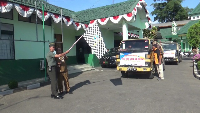Kodim 0724 Boyolali mulai kirim bantuan air ke wilayah desa alami krisis air bersih Kodim 0724 Boyolali mulai kirim bantuan air ke wilayah desa alami krisis air bersih