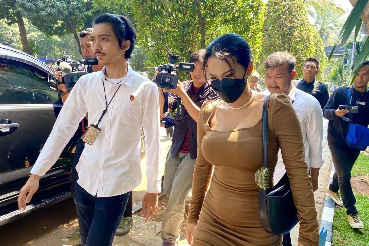 Terjerat kasus film dewasa, Siskaeee penuhi panggilan polisi setelah mangkir dua kali Terjerat kasus film dewasa, Siskaeee penuhi panggilan polisi setelah mangkir dua kali