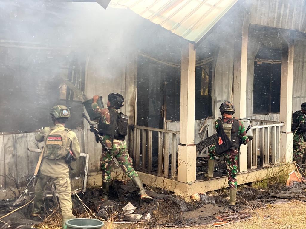 KSTP bakar rumah dinas nakes di Papua Tengah, satu anggota tewas ditembak TNI KSTP bakar rumah dinas nakes di Papua Tengah, satu anggota tewas ditembak TNI