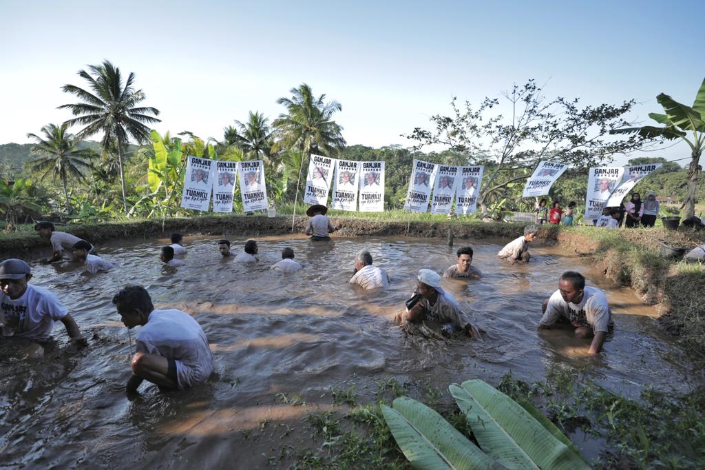 Relawan Ganjar ajak warga tangkap ikan pakai tangan dalam Ngobeng Lauk di Ciamis