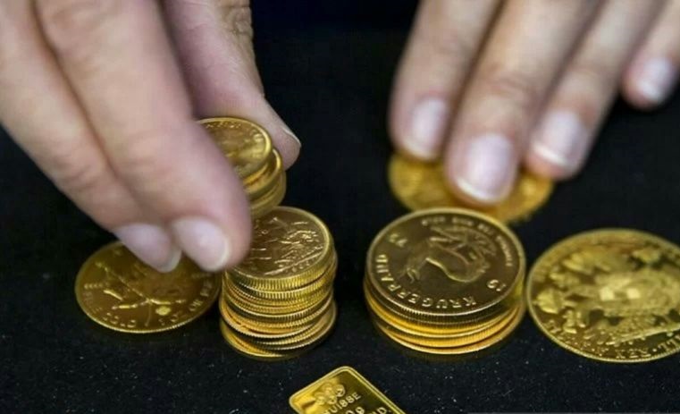 Emas naik tipis setelah berada di harga terendah dalam tiga minggu