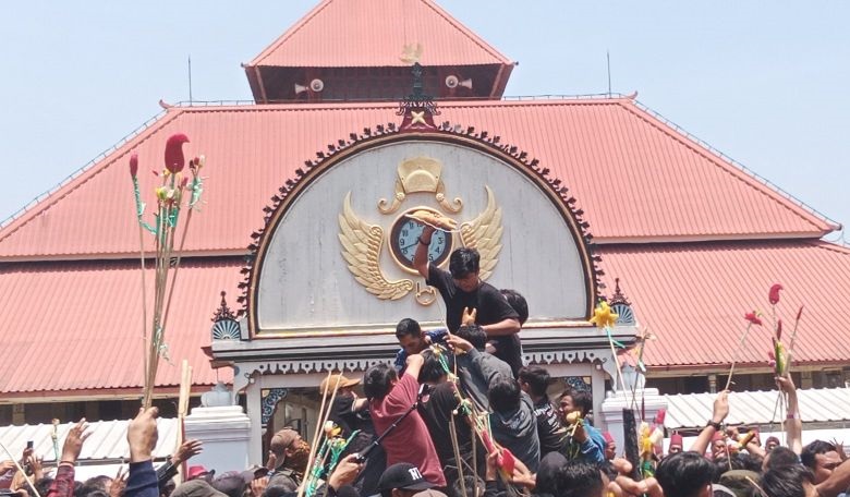 Warga antusias berebut gunungan Grebeg Maulud Keraton Yogyakarta Warga antusias berebut gunungan Grebeg Maulud Keraton Yogyakarta