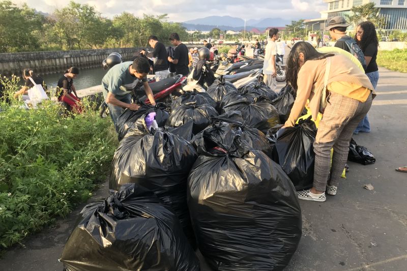 Komunitas The Mulung kumpulkan sampah 21 kantong di Pesisir RS Leimena