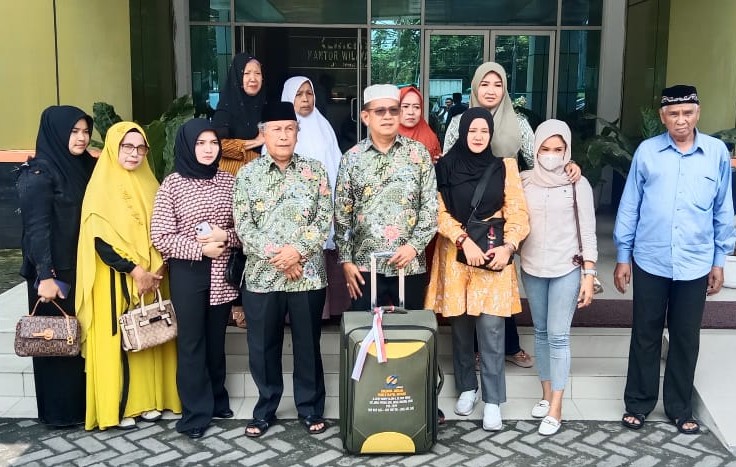 Puluhan calon jemaah umroh adukan pihak travel ke Kanwil Kemenag Sumut Puluhan calon jemaah umroh adukan pihak travel ke Kanwil Kemenag Sumut