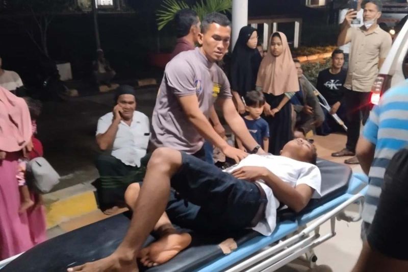 Belasan warga Aceh Timur dilarikan ke Puskesmas diduga keracunan Belasan warga Aceh Timur dilarikan ke Puskesmas diduga keracunan