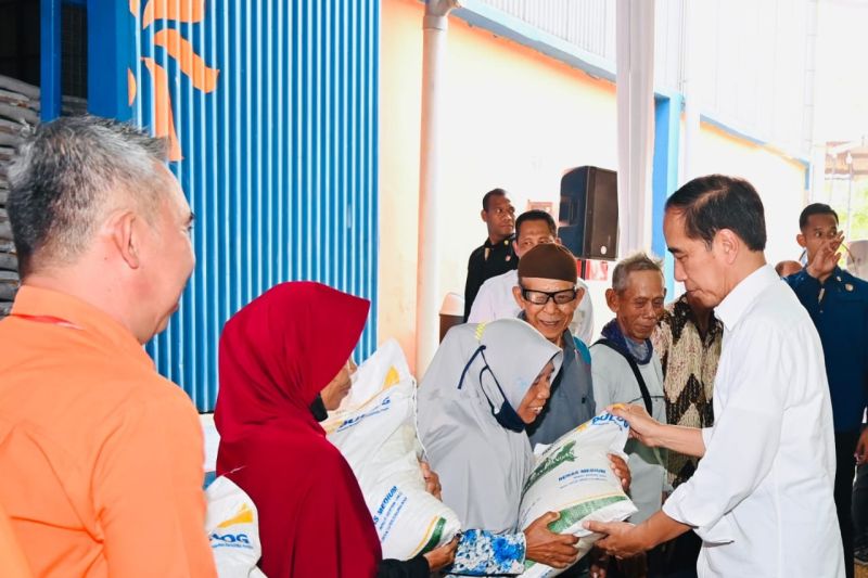 Presiden salurkan bantuan pangan kepada masyarakat di Karawang Presiden salurkan bantuan pangan kepada masyarakat di Karawang