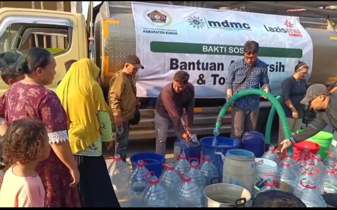 PWI bareng MDMC Kudus bantu sediakan air bersih untuk warga Glagah Waru PWI bareng MDMC Kudus bantu sediakan air bersih untuk warga Glagah Waru