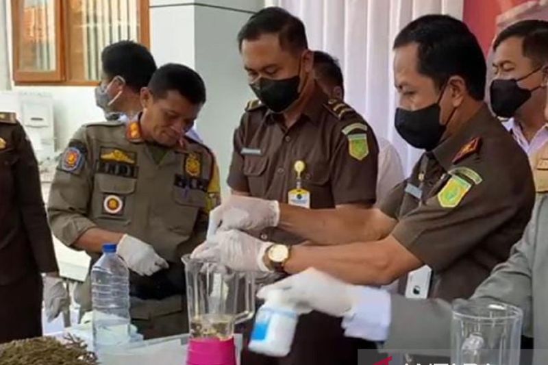Kejari Sukabumi musnahkan barang bukti dari berbagai kasus kriminal Kejari Sukabumi musnahkan barang bukti dari berbagai kasus kriminal
