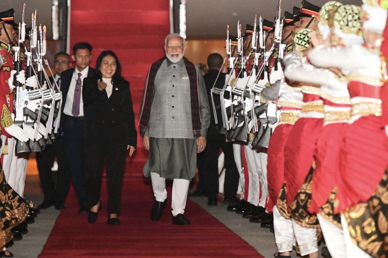 PM Narendra Modi tiba di Indonesia hadiri KTT ke-20 ASEAN-India PM Narendra Modi tiba di Indonesia hadiri KTT ke-20 ASEAN-India