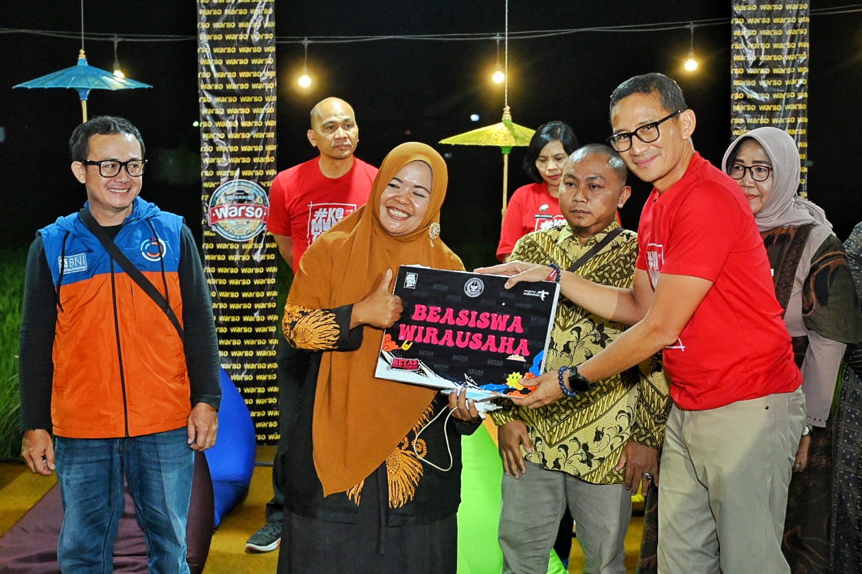 Menparekraf Sandiaga dan legislator Agustina beri beasiswa wirausaha UMKM Sragen Menparekraf Sandiaga dan legislator Agustina beri beasiswa wirausaha UMKM Sragen