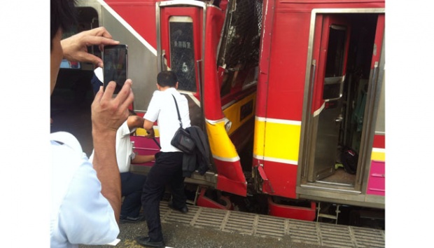 23 September 2015: Kecelakaan KRL di Stasiun Juanda, 42 orang terluka