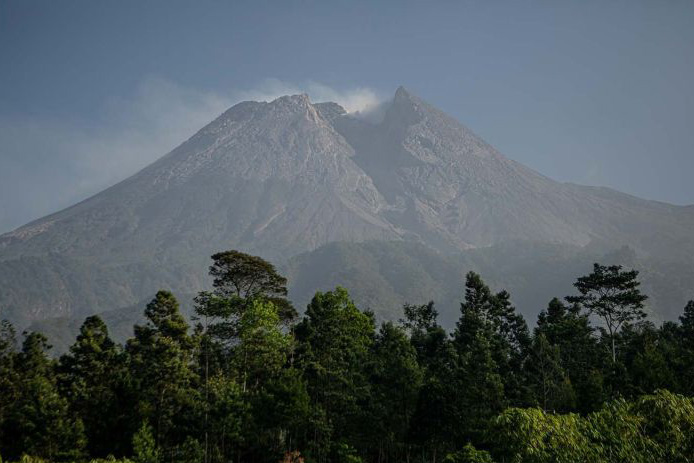 Guguran lava pijar meluncur 10 kali dari Gunung Merapi sejauh 1,6 km