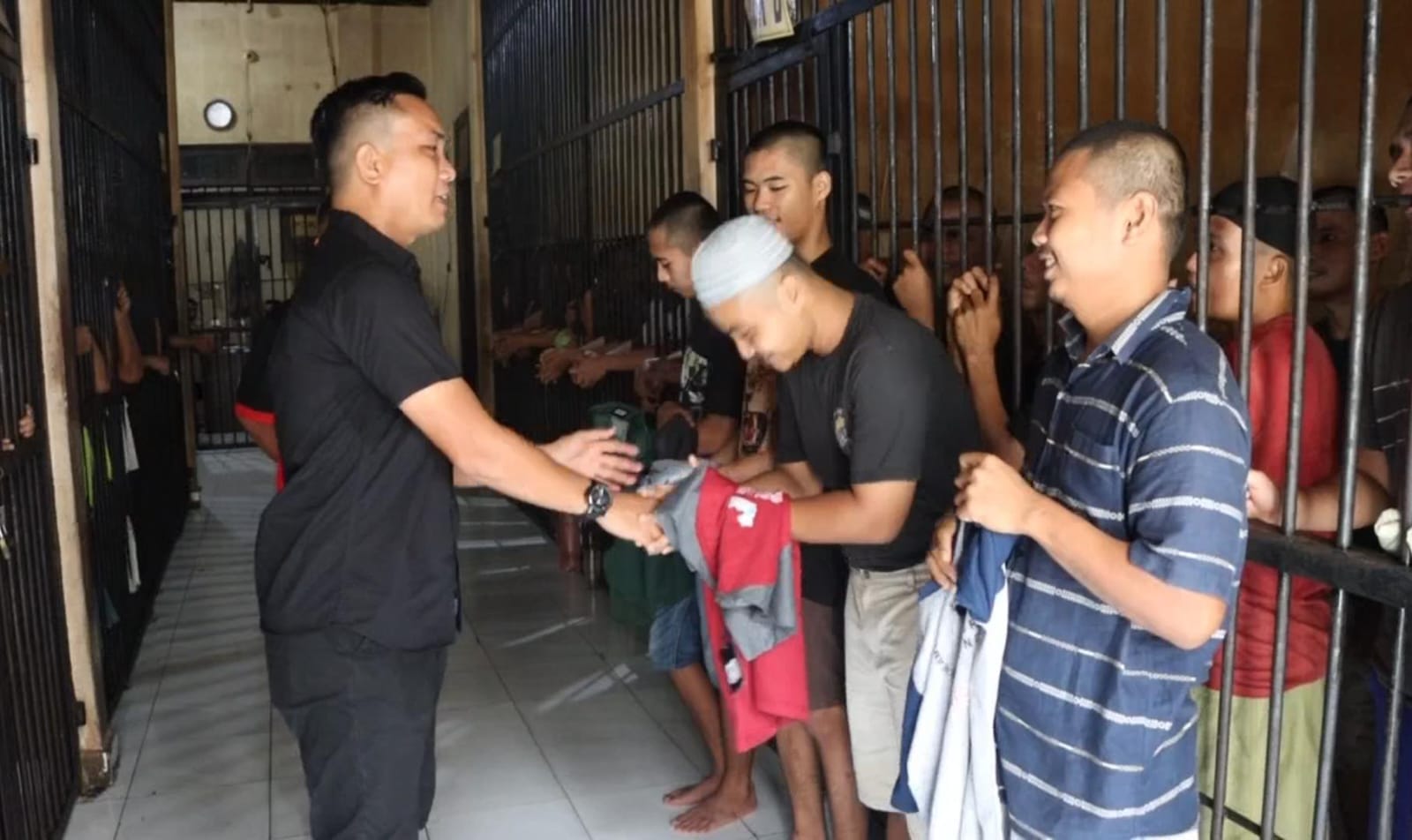 Memanusiakan tahanan, Polres Sergai me-RESPONS, motivasi dan hibur tahanan di RTPÂ Memanusiakan tahanan, Polres Sergai me-RESPONS, motivasi dan hibur tahanan di RTPÂ