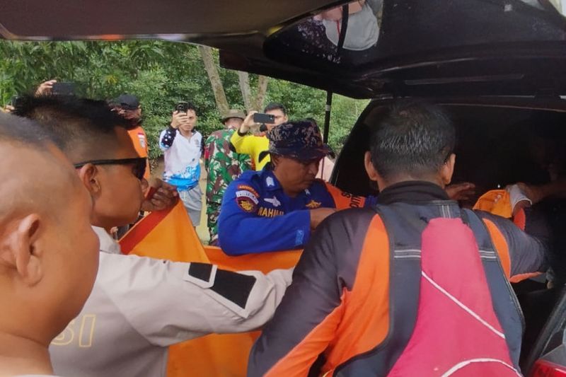 Tim gabungan berhasil temukan jasad anak yang terseret arus di Batam Tim gabungan berhasil temukan jasad anak yang terseret arus di Batam