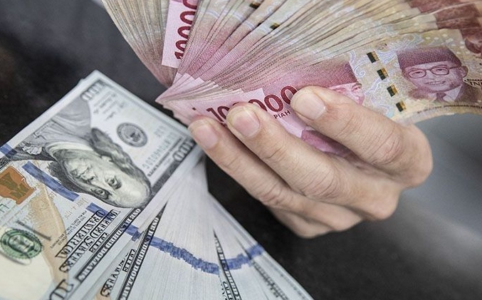 Kamis sore, rupiah ditutup melemah di posisi Rp15,328 per dolar AS