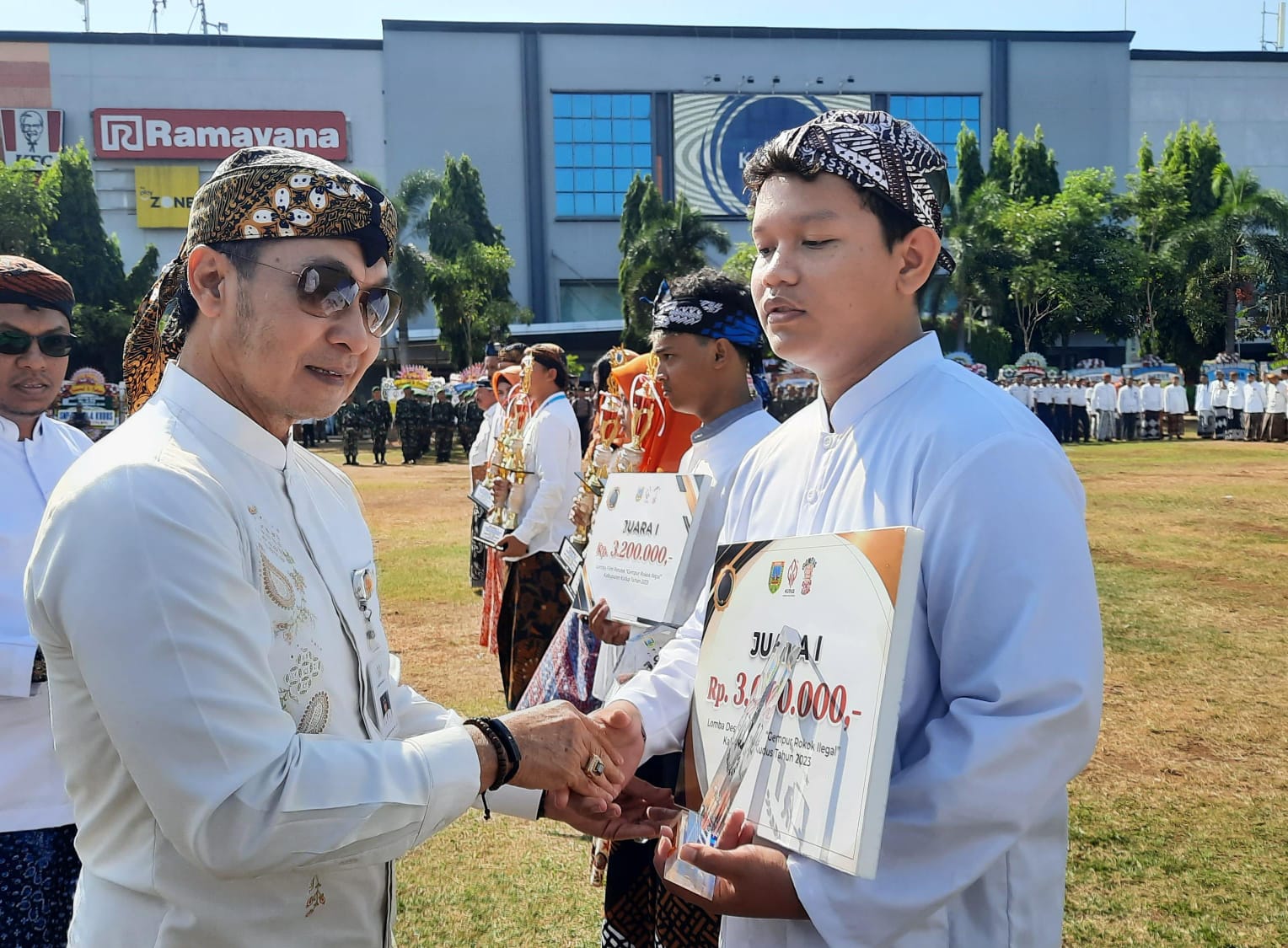 Gempur Rokok Ilegal karya siswa SMK RUS juara lomba poster Diskominfo dan PWI Kudus Gempur Rokok Ilegal karya siswa SMK RUS juara lomba poster Diskominfo dan PWI Kudus