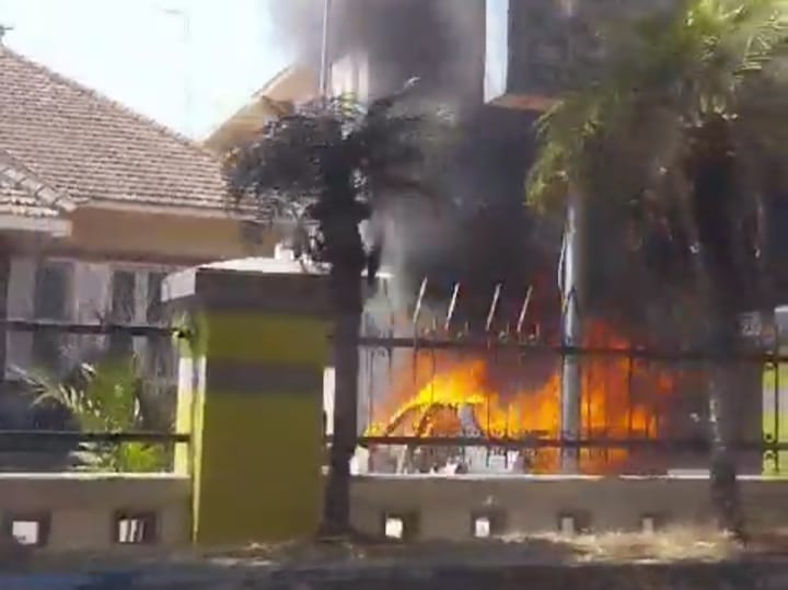 Akibat power bank meledak, mobil terbakar di halaman UKSW Salatiga Akibat power bank meledak, mobil terbakar di halaman UKSW Salatiga