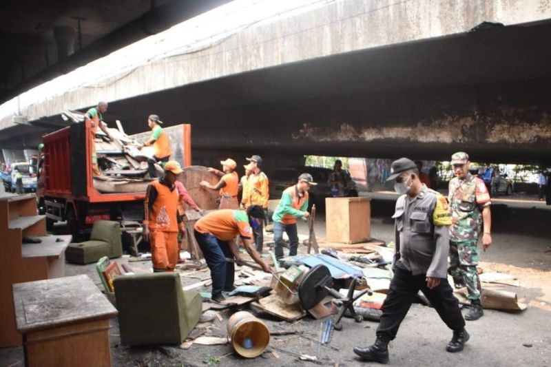 Jakbar tertibkan kolong tol depan di Tomang sambut KTT ke-43 Asean Jakbar tertibkan kolong tol depan di Tomang sambut KTT ke-43 Asean