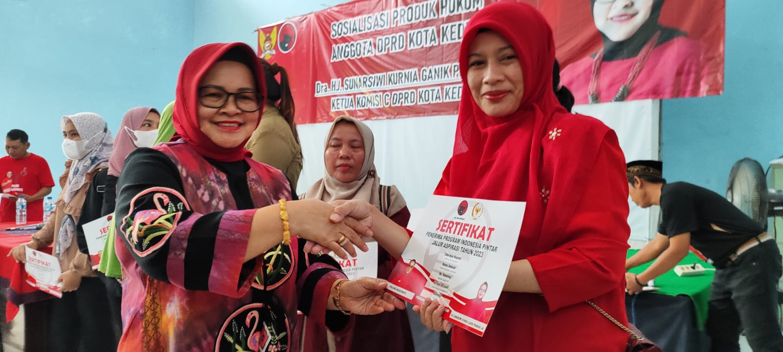 Ketua Komisi C DPRD Kota Kediri salurkan bantuan sertifikat PIP Ketua Komisi C DPRD Kota Kediri salurkan bantuan sertifikat PIP