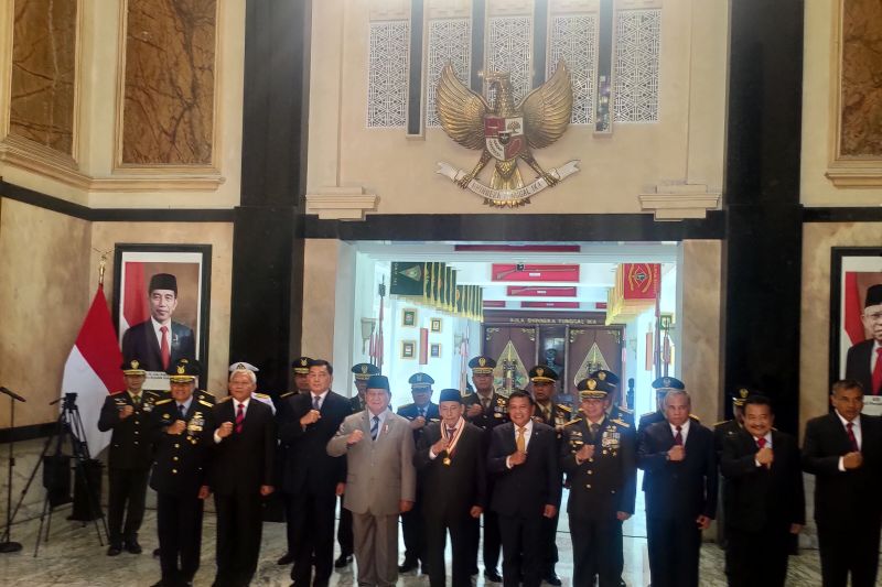 Menhan Prabowo beri penghargaan Dharma Pertahanan kepada Habib Luthfi Menhan Prabowo beri penghargaan Dharma Pertahanan kepada Habib Luthfi