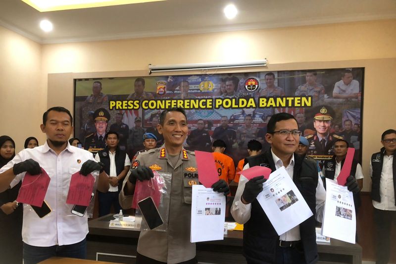 Polisi tangkap tiga selebgram promosikan judi online di medsos Polisi tangkap tiga selebgram promosikan judi online di medsos