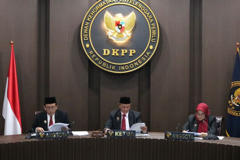 DKPP akan periksa ketua dan anggota KPU pada Senin DKPP akan periksa ketua dan anggota KPU pada Senin