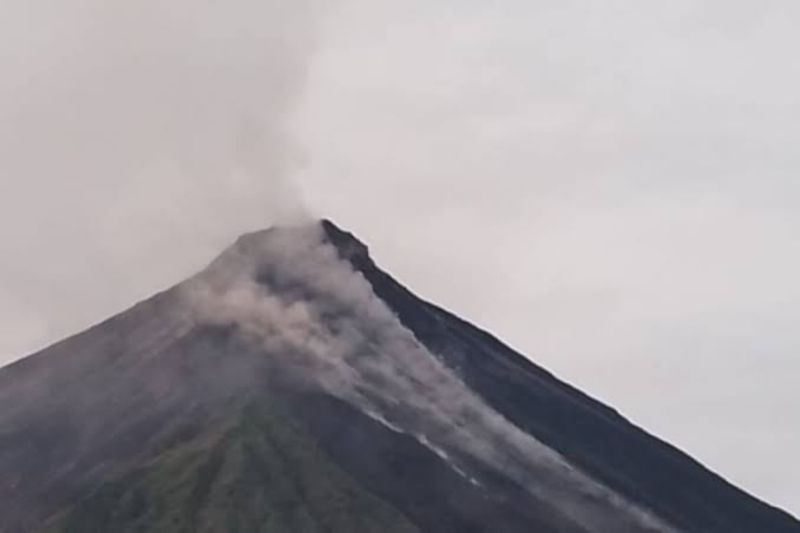 Pos PGA merekam 10 kali gempa guguran Gunung Karangetang