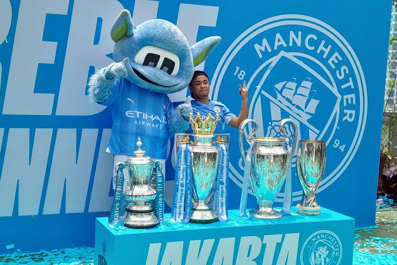 Ribuan suporter Manchester City padati Treble Trophy Tour
