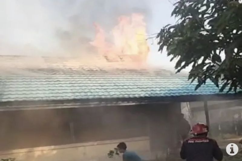 Duh! api karhutla lalap SMPN 2 Gambut, Kalsel Duh! api karhutla lalap SMPN 2 Gambut, Kalsel