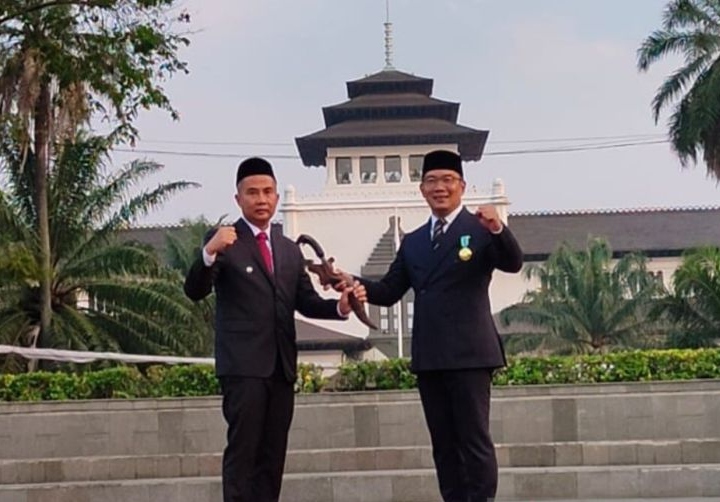 Ridwan Kamil serahkan kujang pusaka ke Bey Machmudin