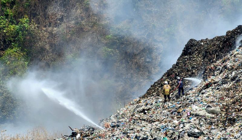 Petugas masih mendinginkan lokasi kebakaran di TPA Jatibarang Petugas masih mendinginkan lokasi kebakaran di TPA Jatibarang